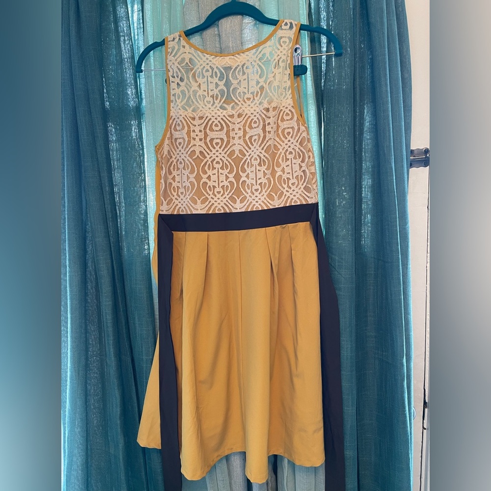 Rétro midi dress in mustard yellow with cream lace bodice overlay.